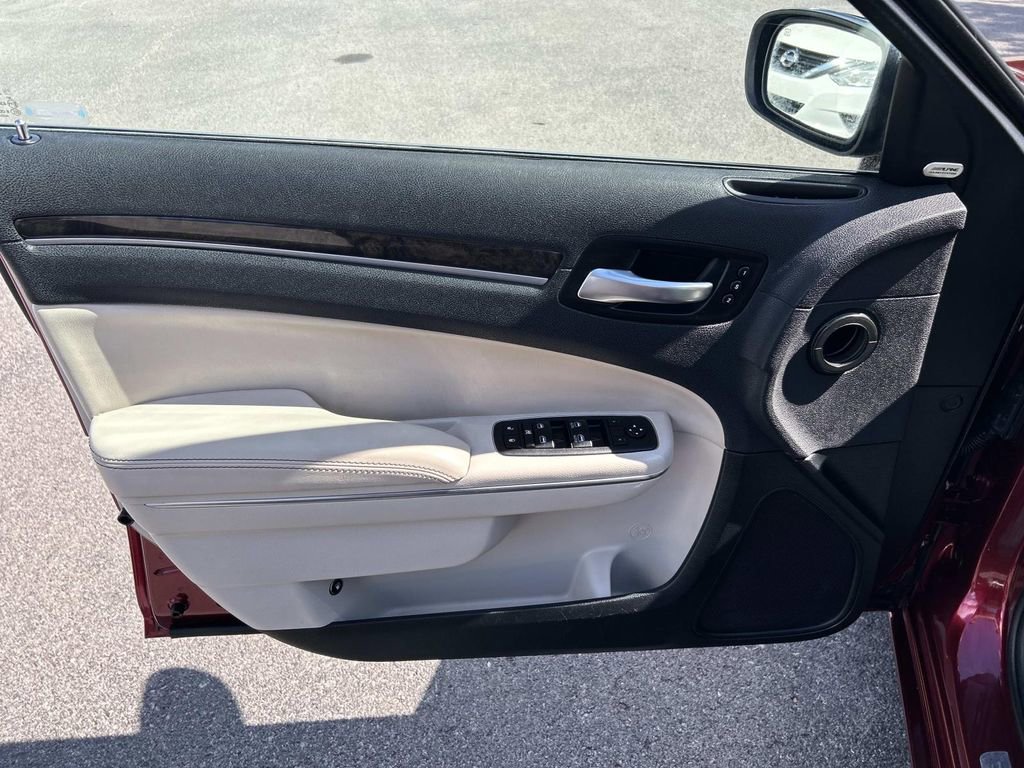 Used 2018 Chrysler 300 Limited image 21