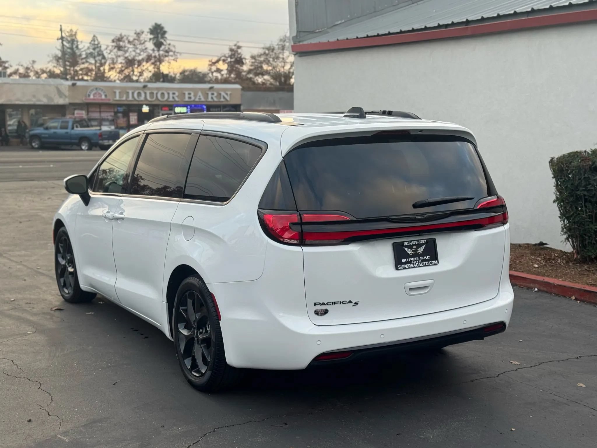 Used 2023 Chrysler Pacifica Touring-L w/ S Appearance Package FWD image 4