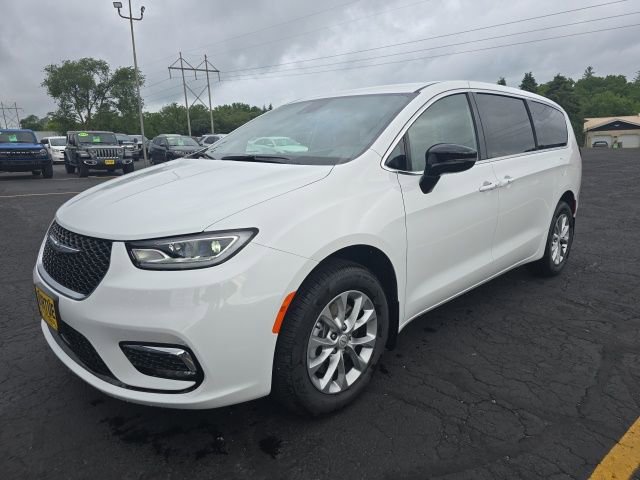 New 2025 Chrysler Pacifica Select w/ Uconnect Theater Family Group image 3
