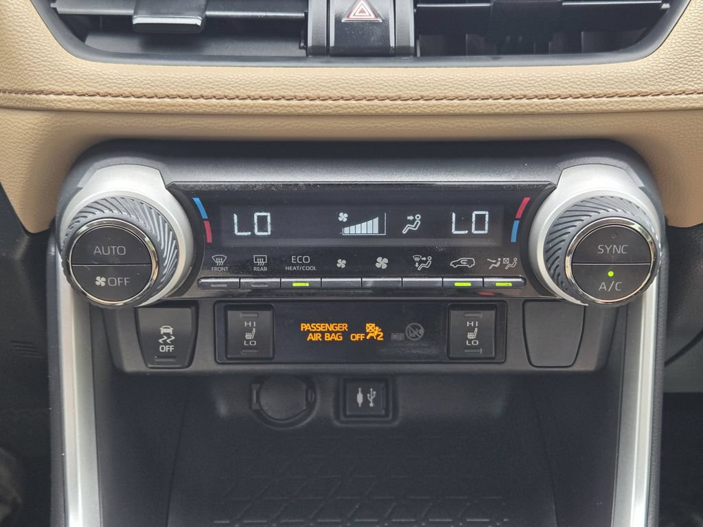 Used 2019 Toyota RAV4 XLE w/ Convenience Package FWD image 7