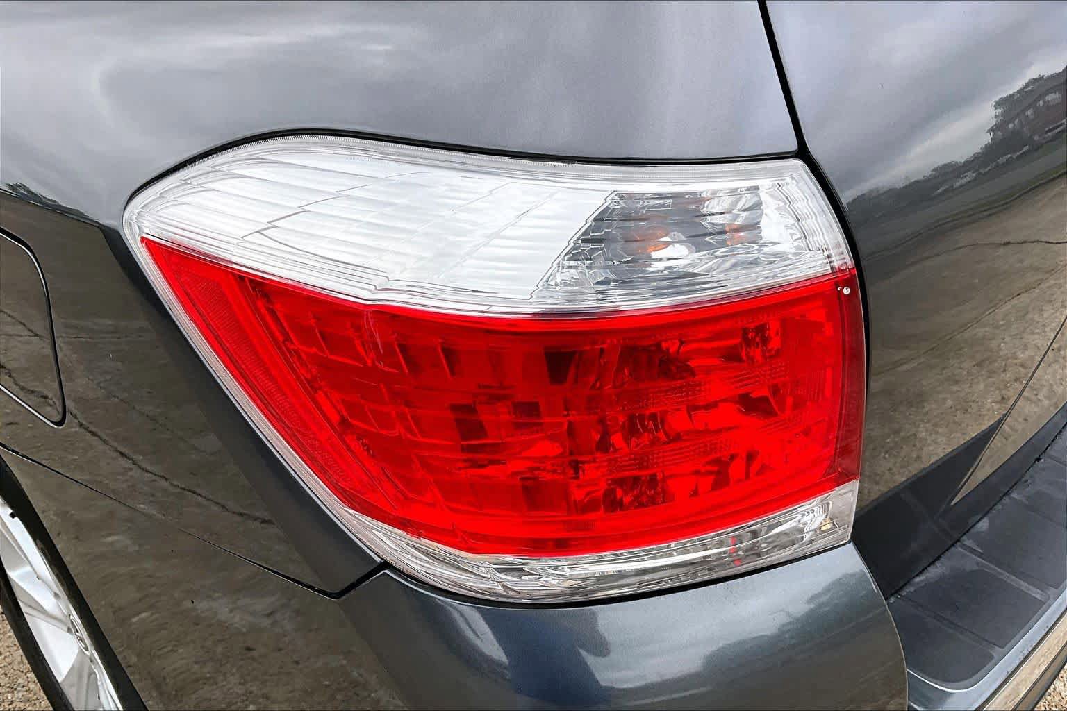Used 2012 Toyota Highlander FWD w/ Cold Weather Pkg image 27