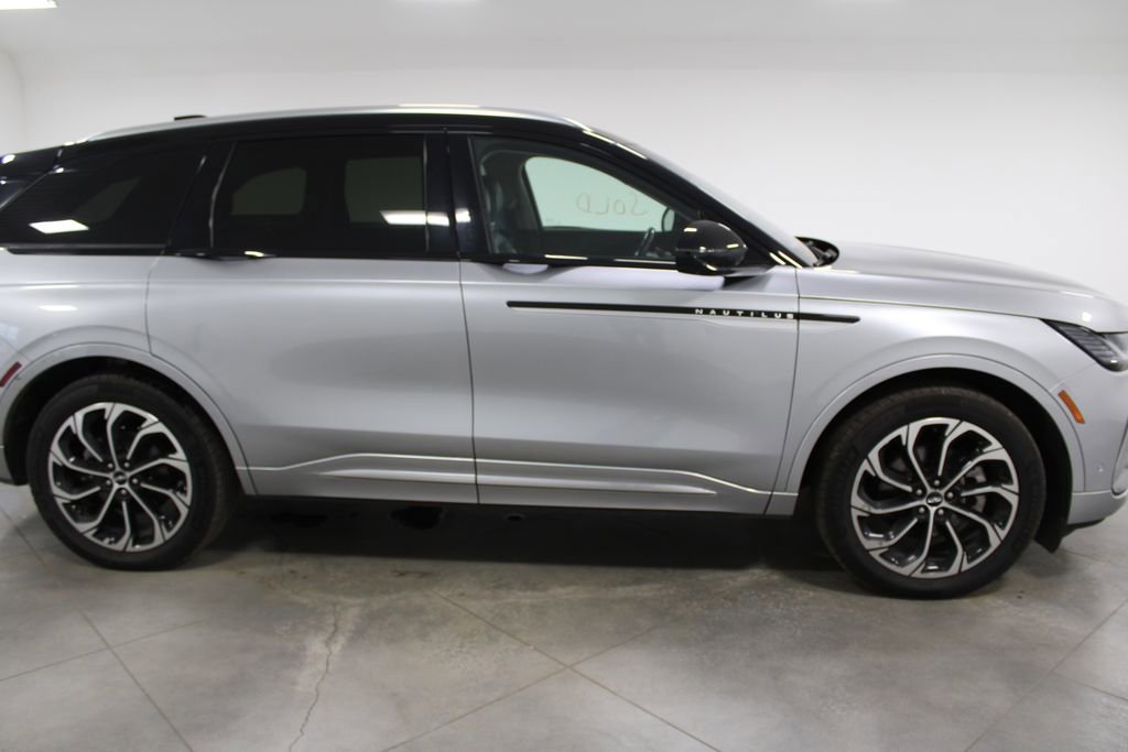 Used 2024 Lincoln Nautilus Reserve image 11