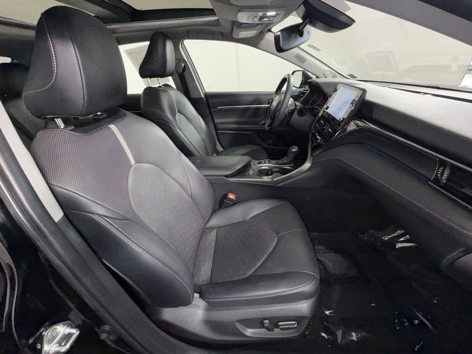 Used 2022 Toyota Camry XSE w/ Navigation Package image 27