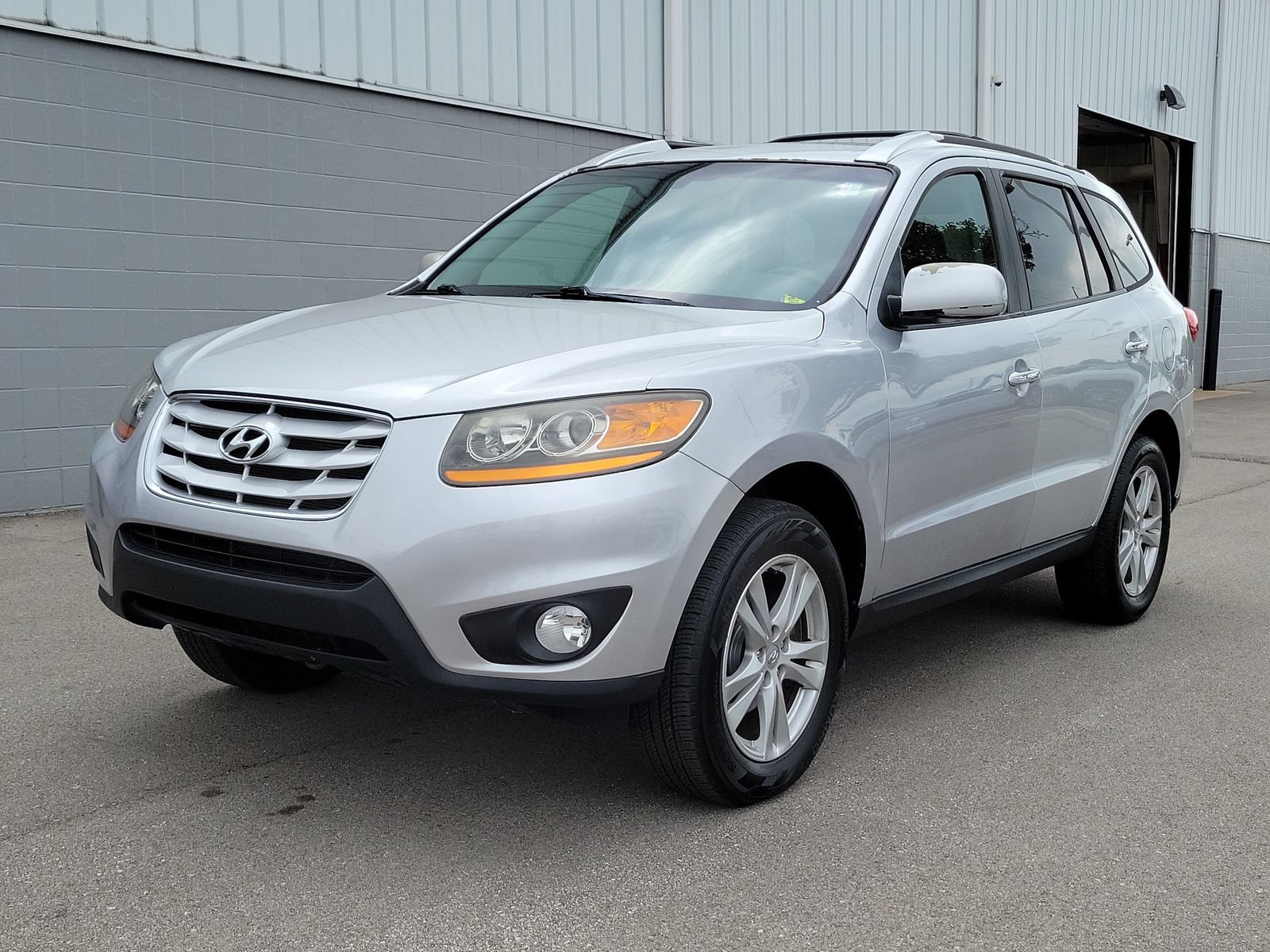 Used 2011 Hyundai Santa Fe Limited FWD image 2