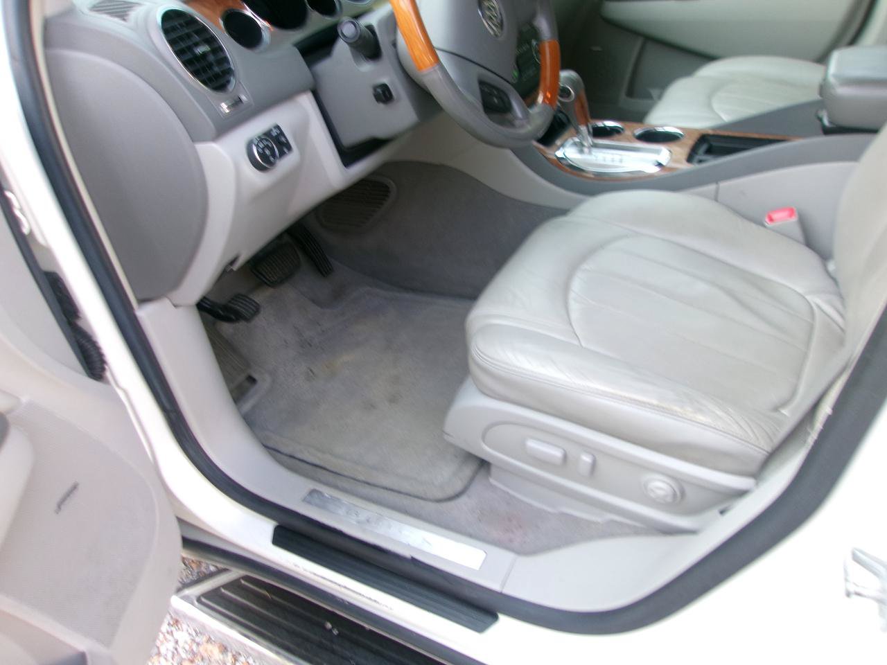 Used 2008 Buick Enclave CXL w/ Entertainment Package #2 FWD image 12