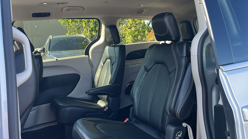 Used 2024 Chrysler Pacifica Touring-L image 32