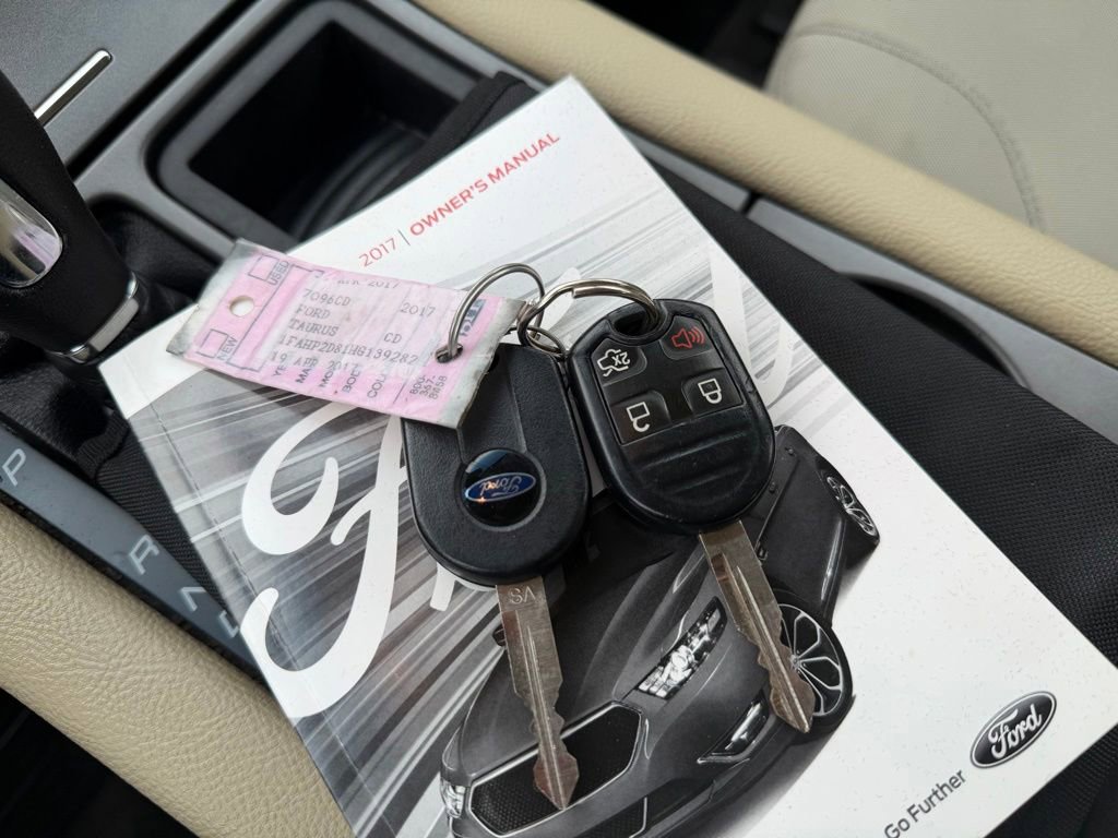 Used 2017 Ford Taurus SE FWD image 28