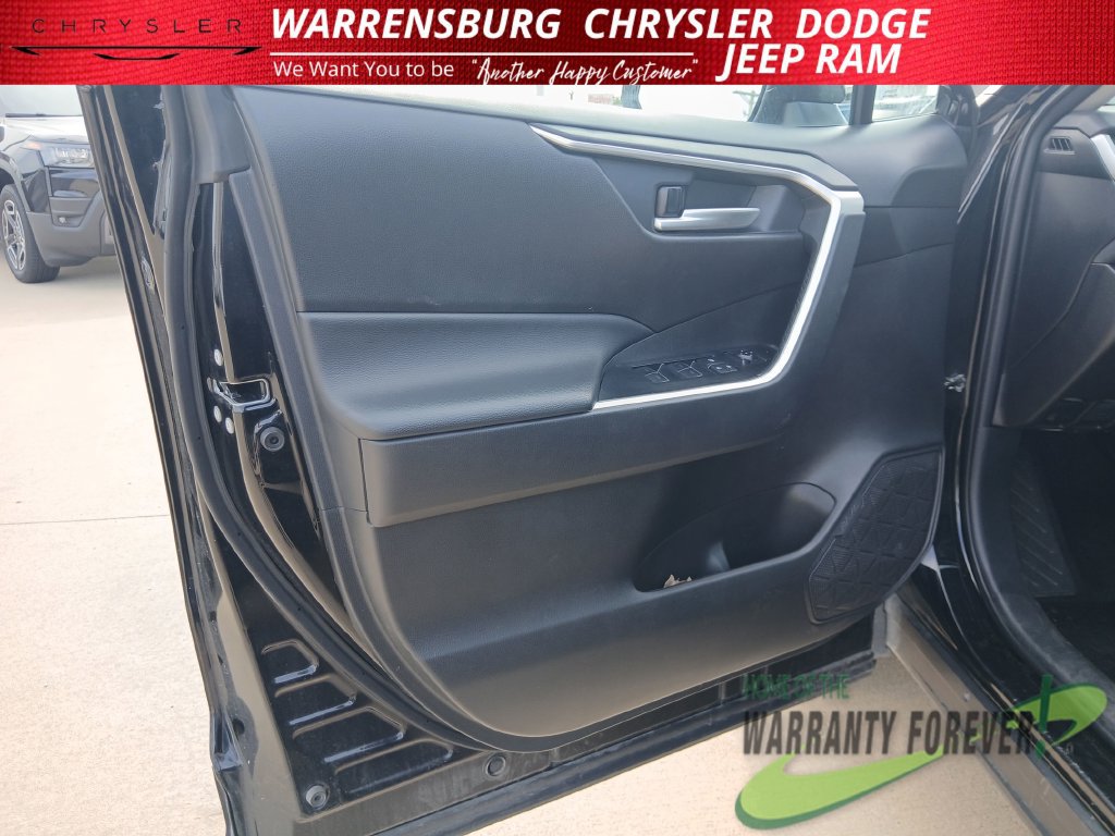 Used 2025 Toyota RAV4 XLE FWD image 12