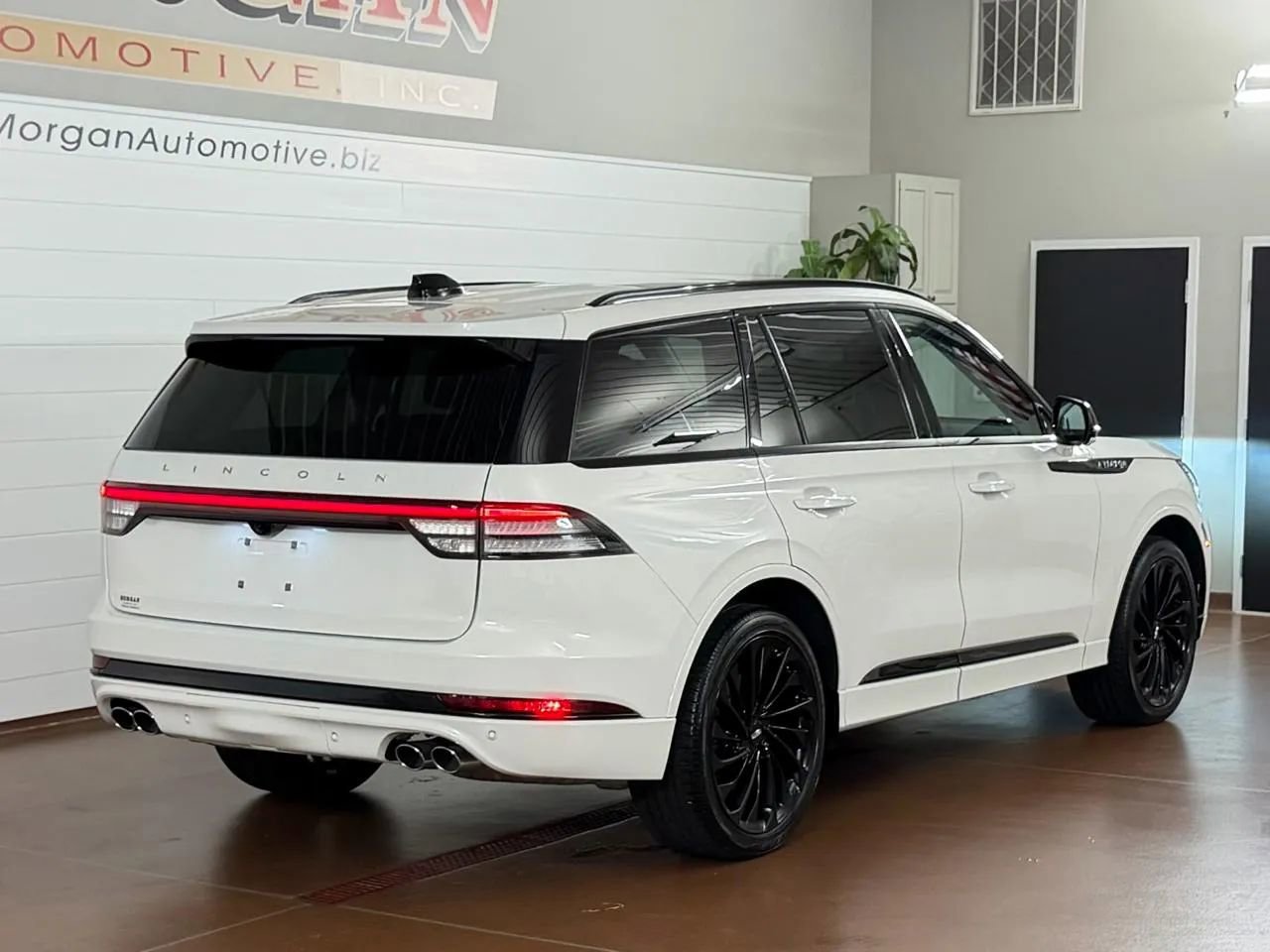 Used 2025 Lincoln Aviator Reserve w/ Equipment Group 201A AWD/4WD image 3