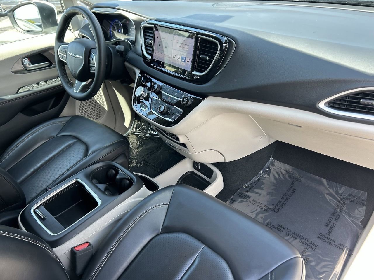 Used 2023 Chrysler Pacifica Touring-L image 9