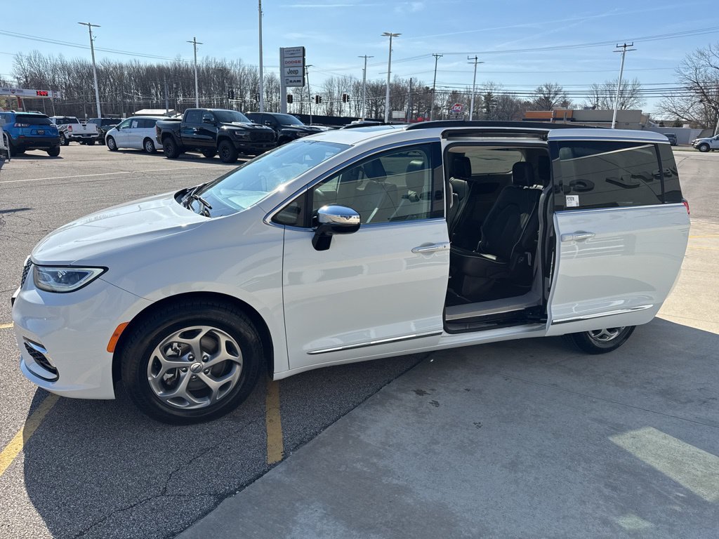 Used 2023 Chrysler Pacifica Limited FWD image 40
