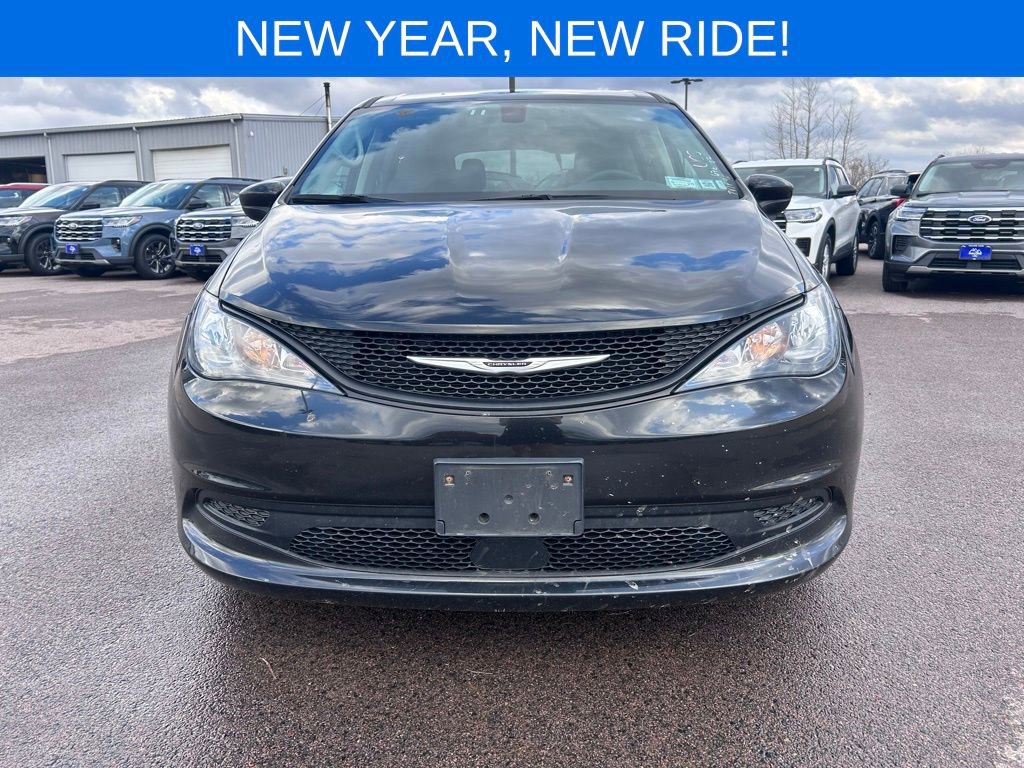 Used 2022 Chrysler Voyager LX image 9