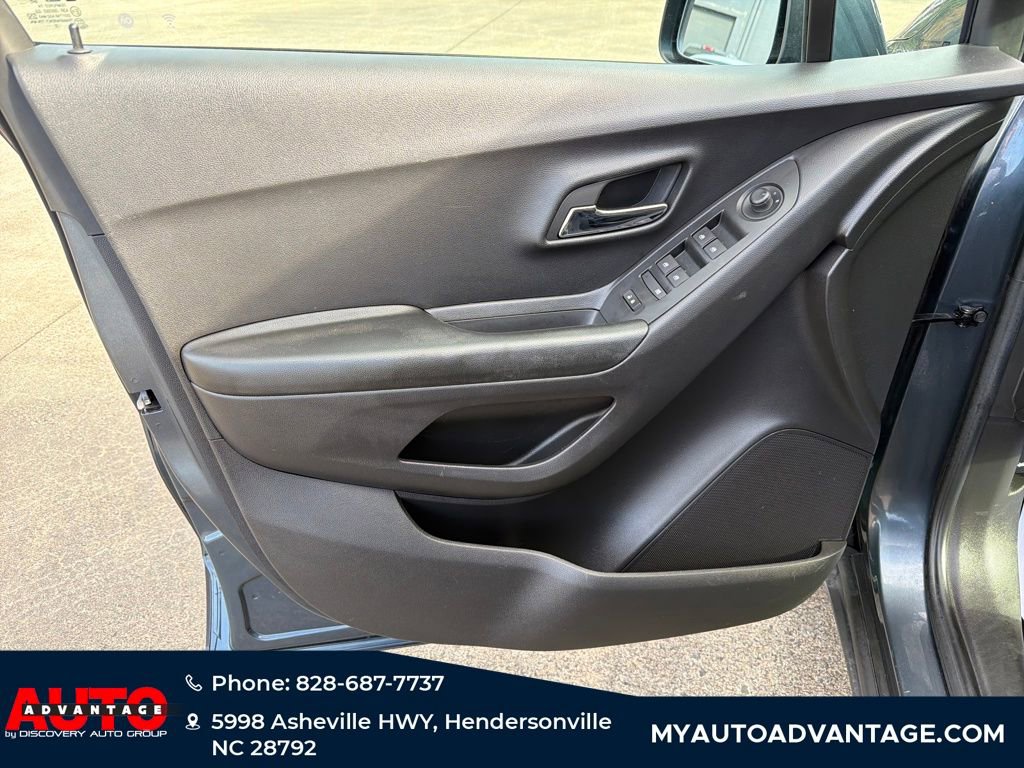 Used 2022 Chevrolet Trax LT w/ Driver Confidence Package image 9