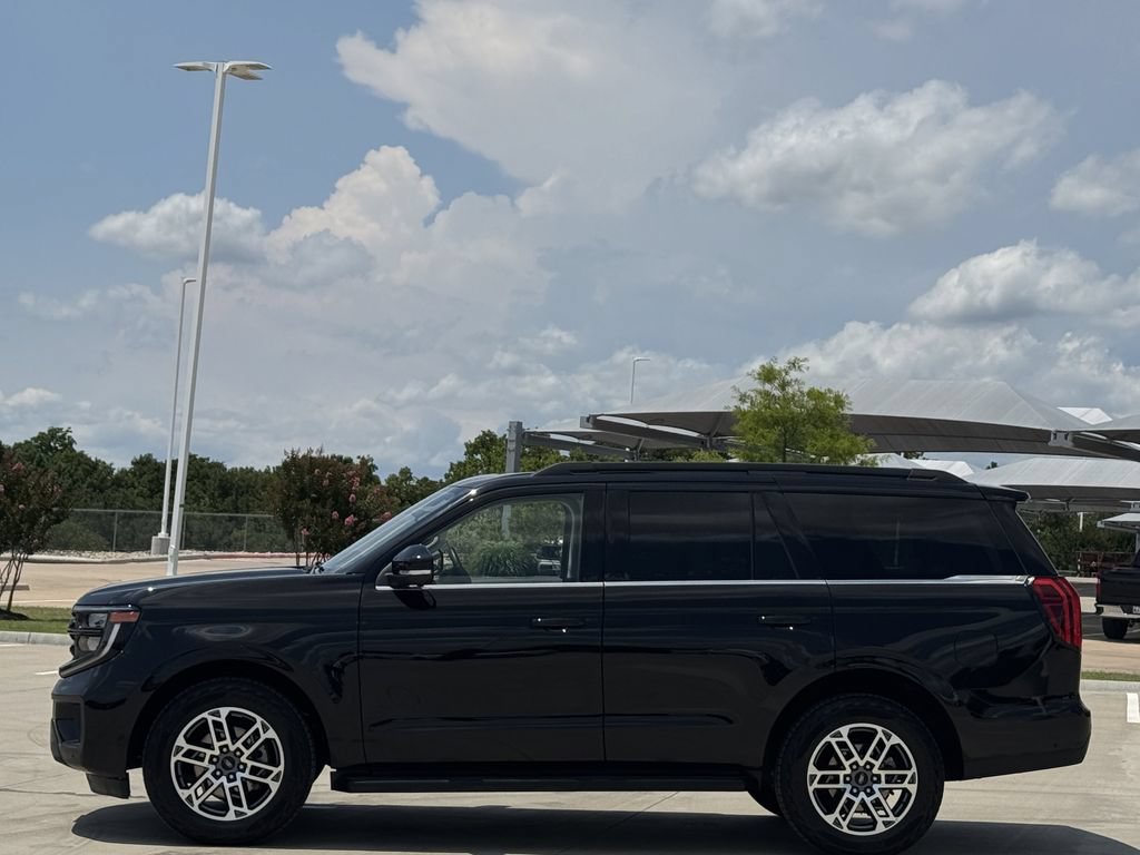 Used 2025 Ford Expedition Active AWD/4WD image 3
