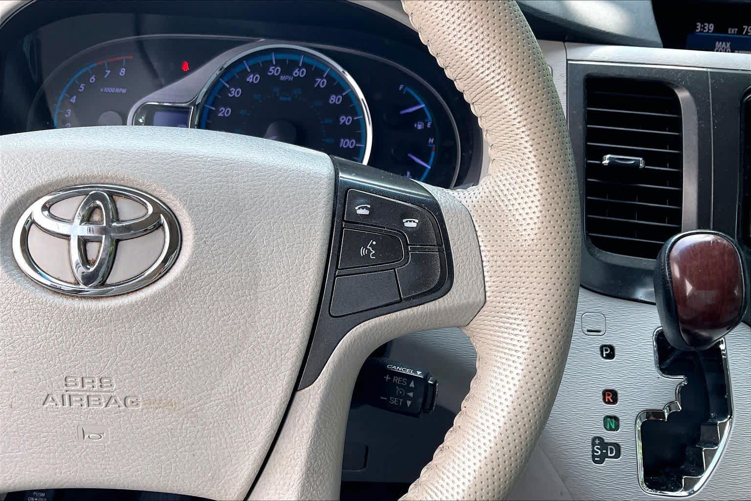 Used 2014 Toyota Sienna XLE w/ Entertainment Package FWD image 27