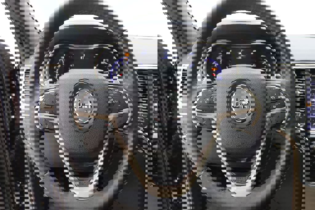 Used 2015 Jeep Grand Cherokee Limited w/ Luxury Group II image 19