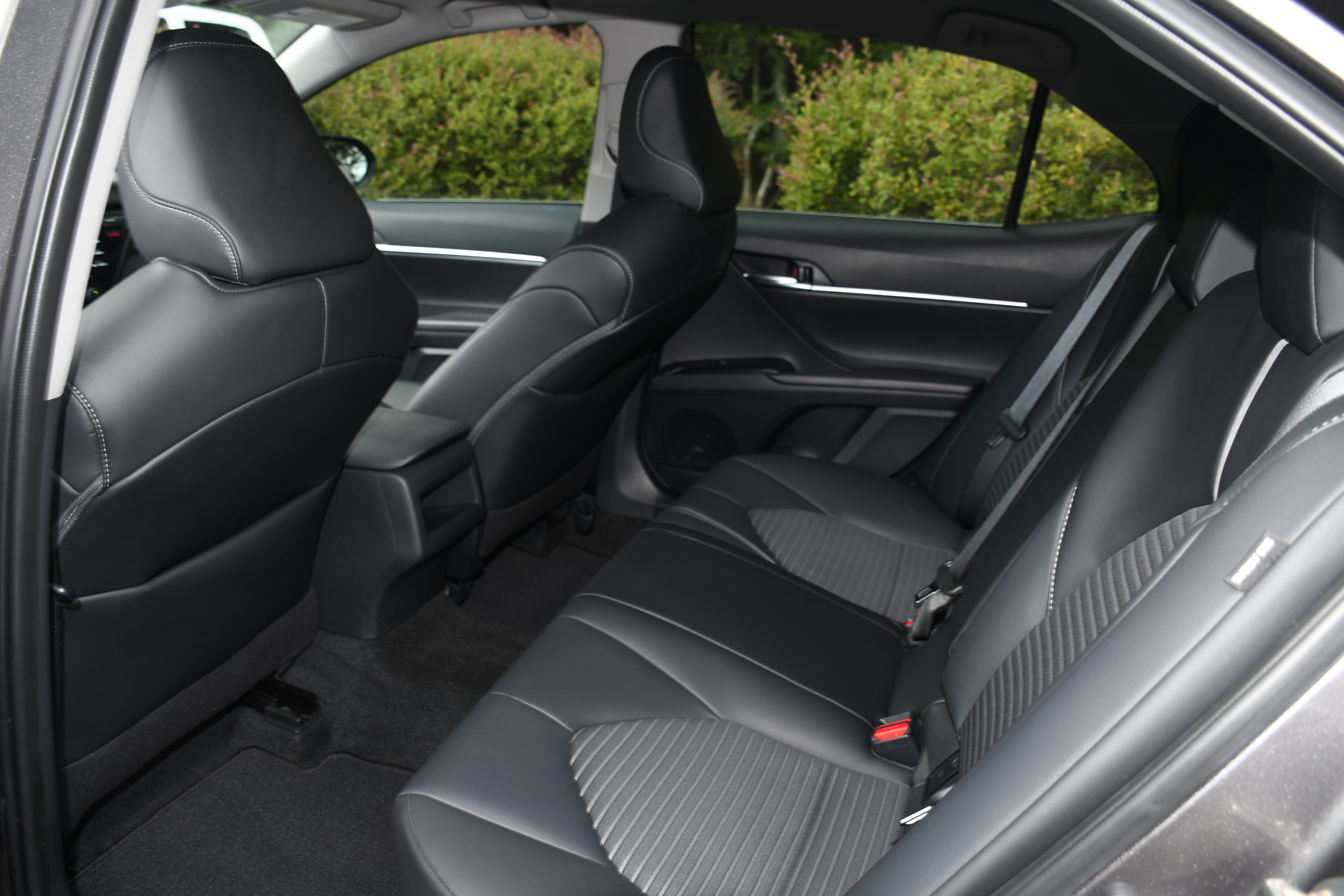 Used 2020 Toyota Camry SE w/ Convenience Package FWD image 14