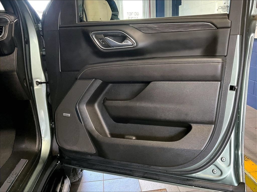 Used 2023 GMC Yukon SLT w/ SLT Premium Package AWD/4WD image 12