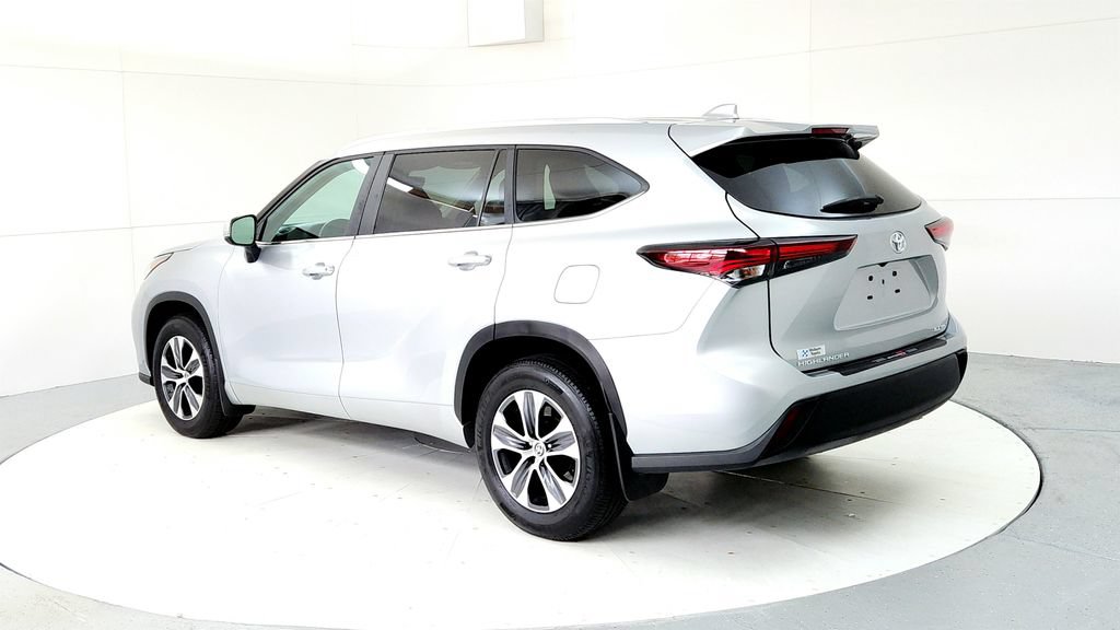 Certified 2024 Toyota Highlander XLE AWD/4WD image 5