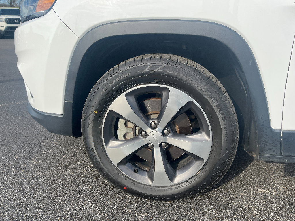 Used 2020 Jeep Cherokee Limited w/ Luxury Group AWD/4WD image 9