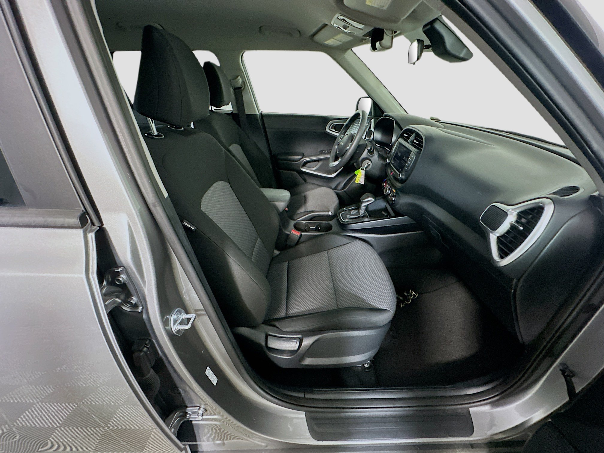 Used 2025 Kia Soul LX w/ LX Technology Package FWD image 30