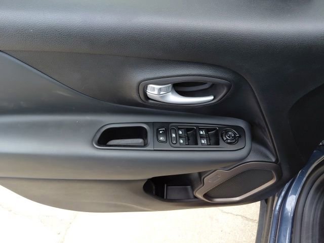 Used 2023 Jeep Renegade Latitude image 29