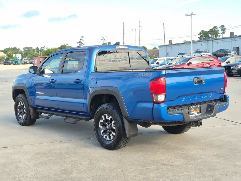Used 2017 Toyota Tacoma TRD Off-Road w/ Premium & Technology Package AWD/4WD image 4
