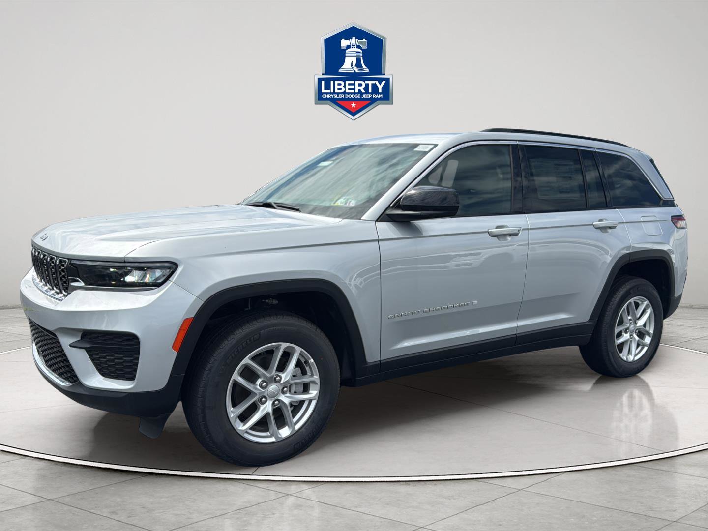 New 2025 Jeep Grand Cherokee Laredo X w/ Luxury Tech Group I AWD/4WD image 4