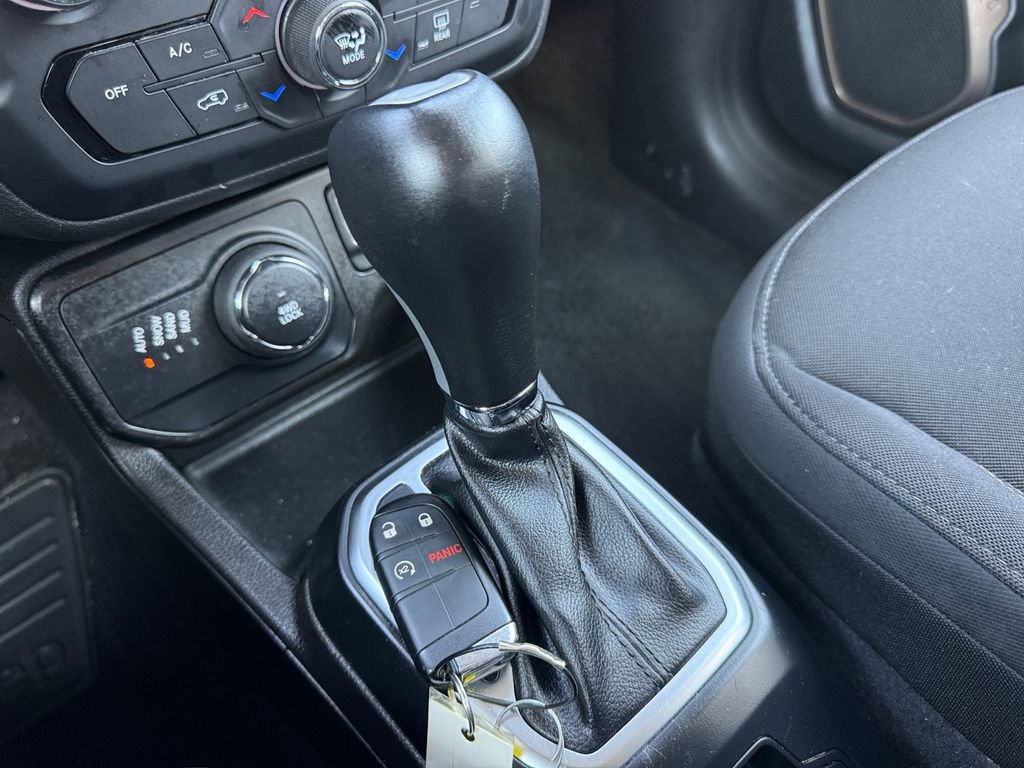 Used 2023 Jeep Renegade Latitude AWD/4WD image 31