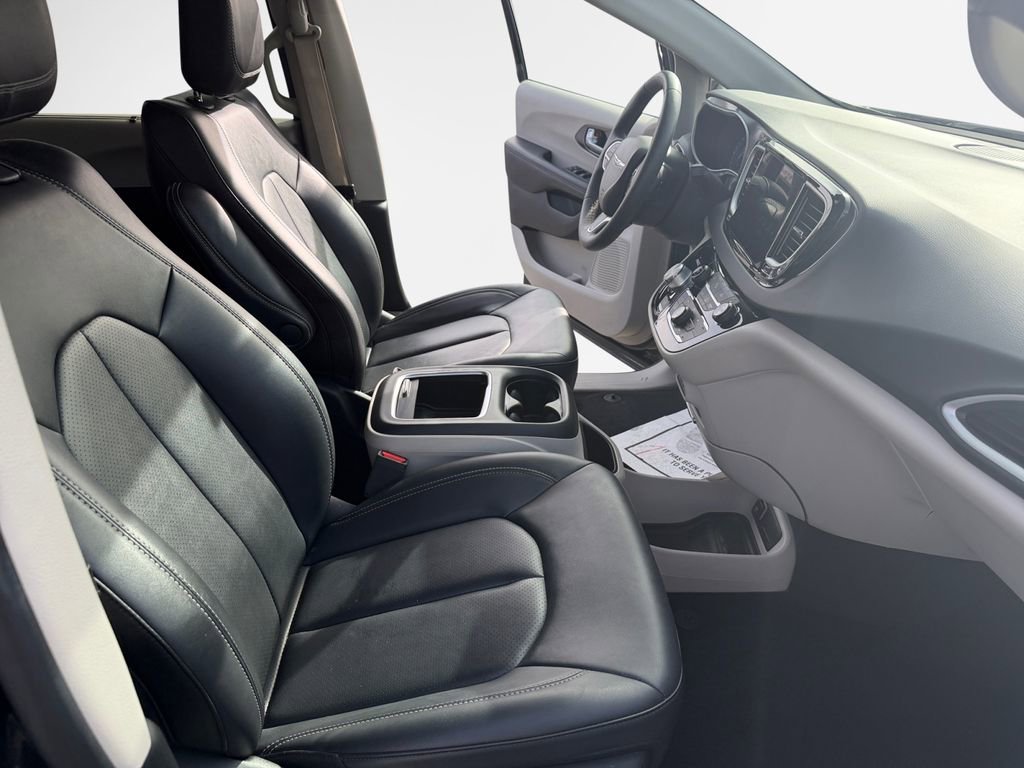 Used 2024 Chrysler Pacifica Touring-L FWD image 26