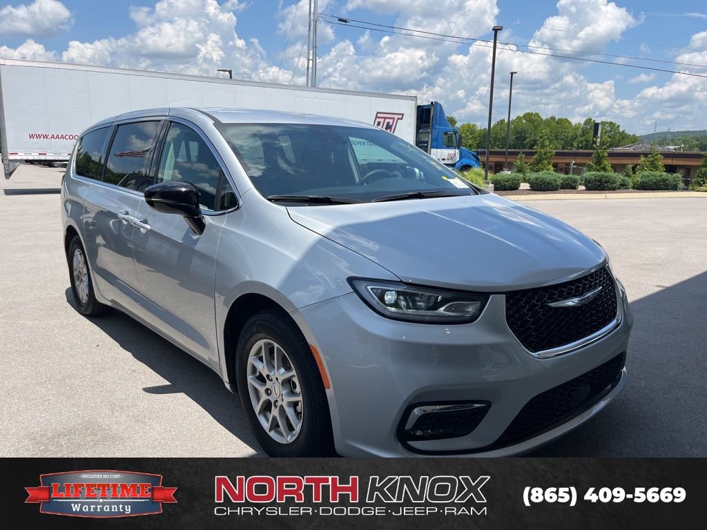 Used 2024 Chrysler Pacifica Touring-L image 2