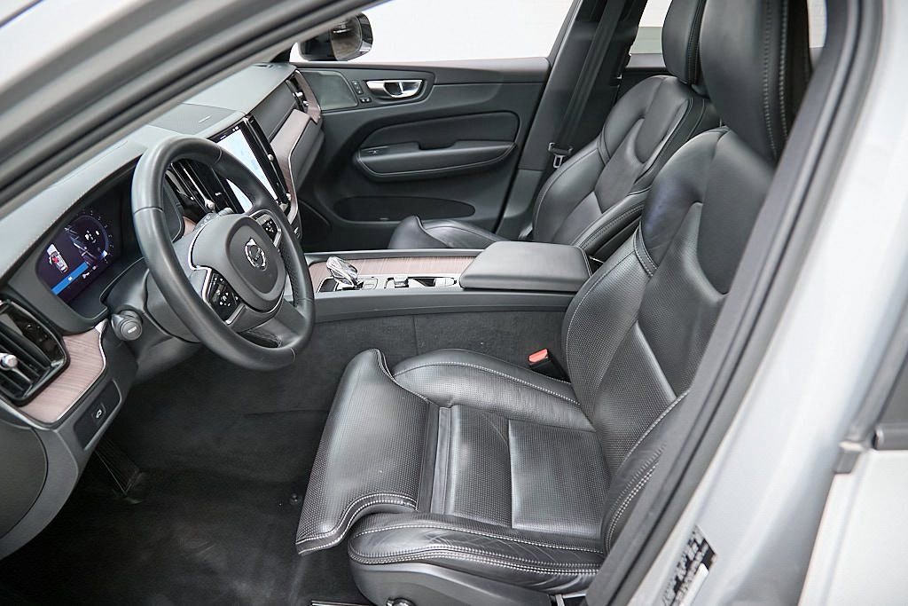 Used 2023 Volvo XC60 B6 Ultimate w/ Protection Package Premier image 13