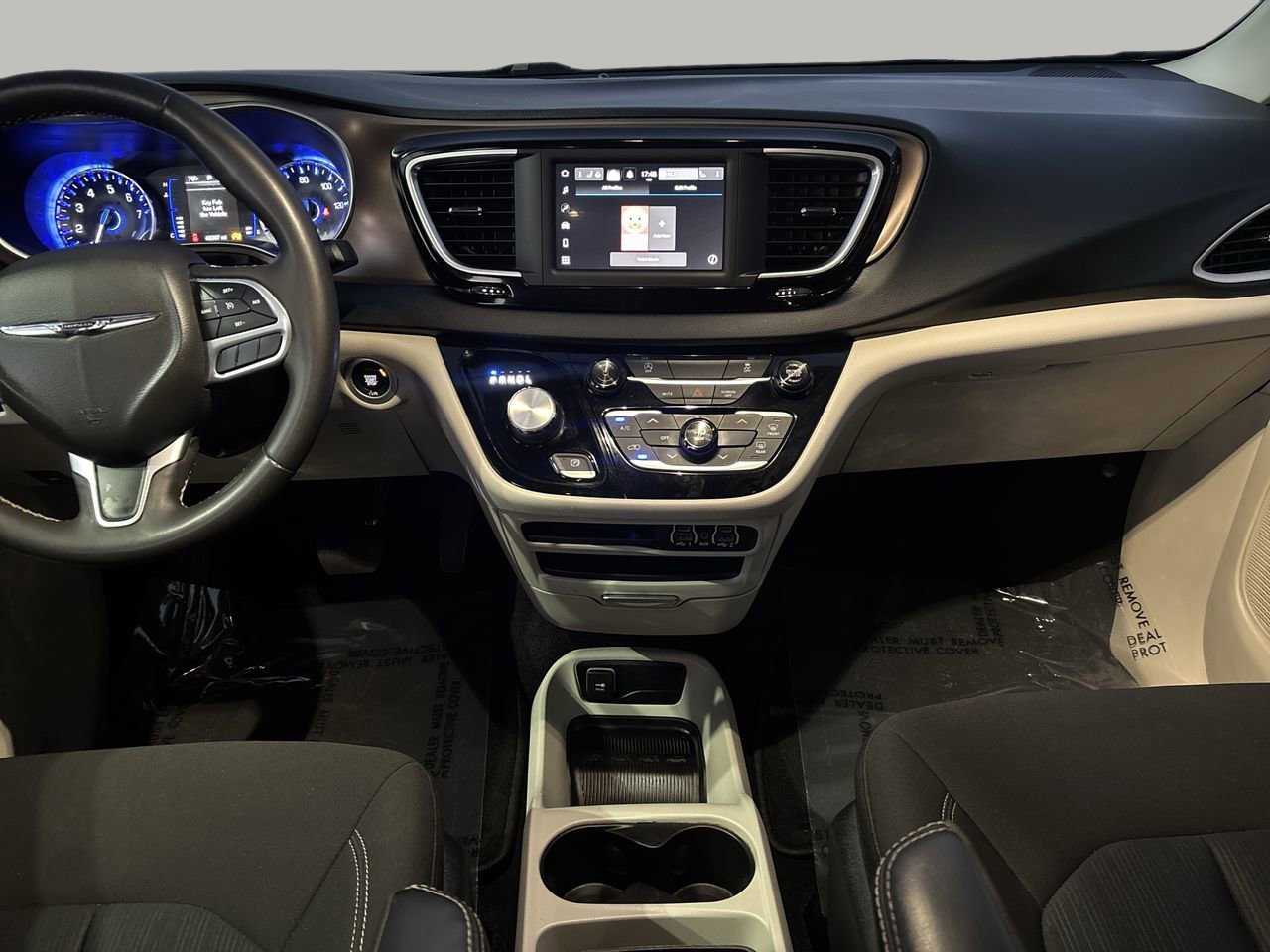 Used 2022 Chrysler Voyager LX image 15