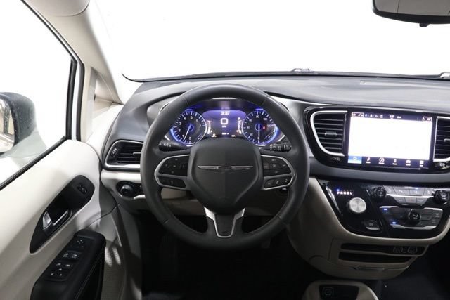 Used 2023 Chrysler Pacifica Touring-L FWD image 13