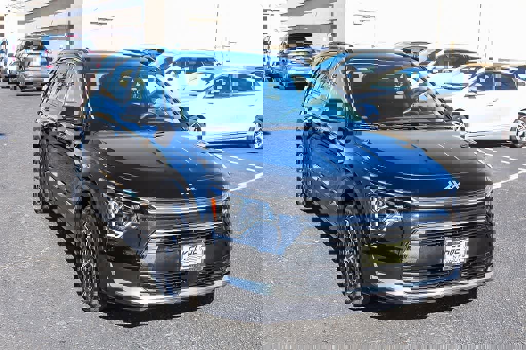 Used 2023 Kia Niro EX image 3