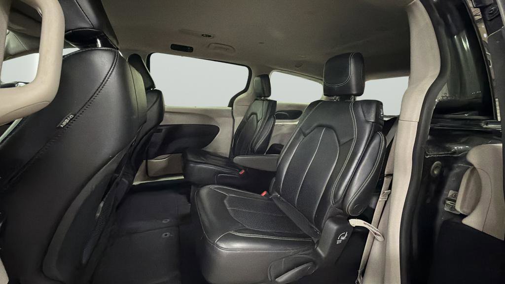 Used 2023 Chrysler Pacifica Touring-L image 25