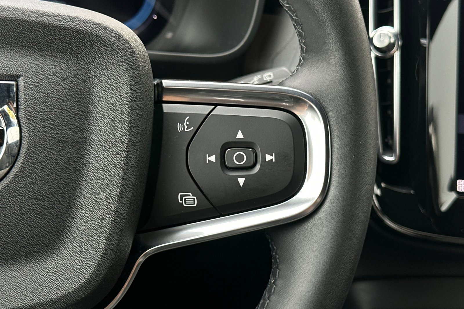 Used 2023 Volvo XC40 Recharge Ultimate w/ Protection Package Premier image 28