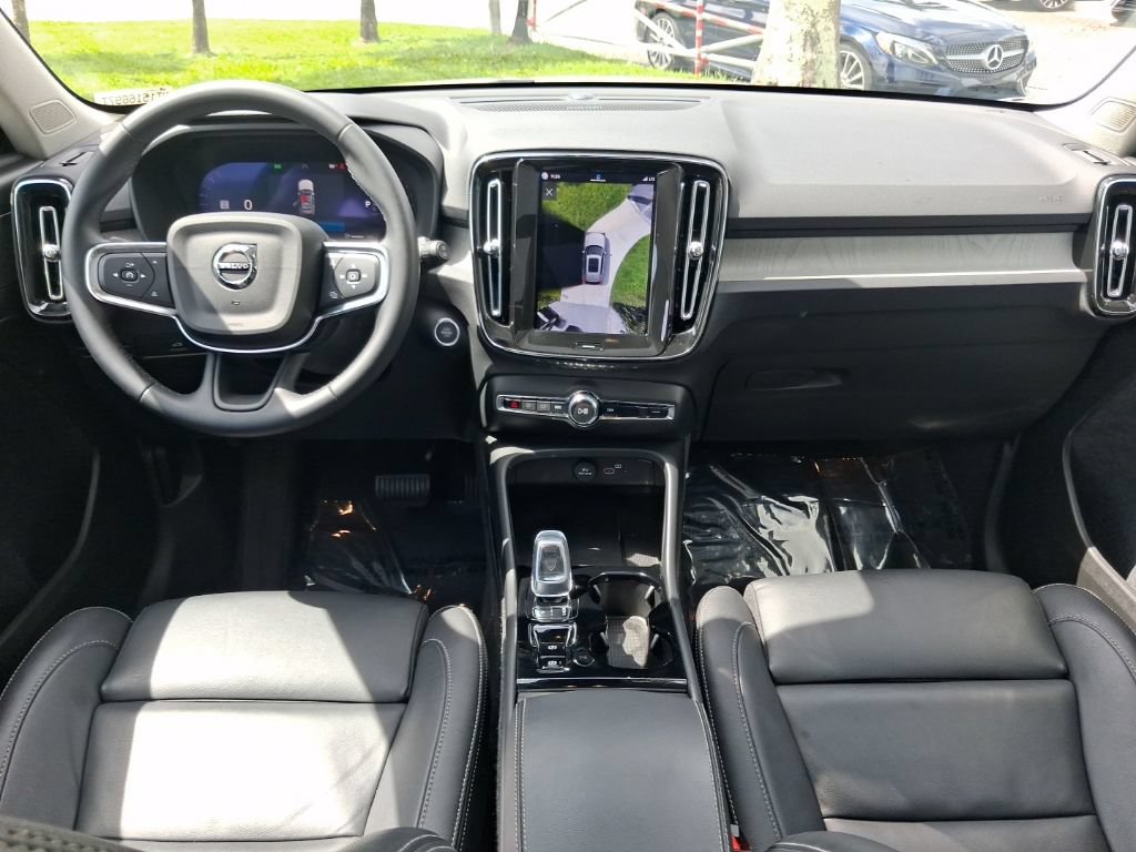Used 2025 Volvo XC40 B5 Ultra w/ Protection Package AWD/4WD image 9