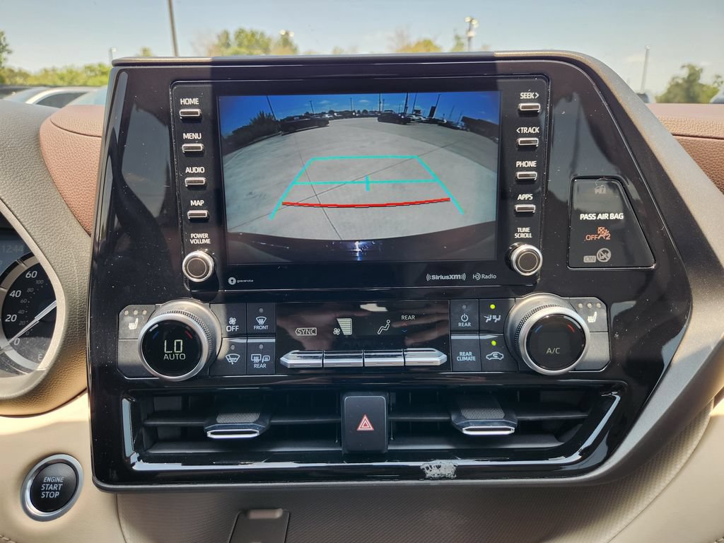 Used 2021 Toyota Highlander XLE FWD image 17