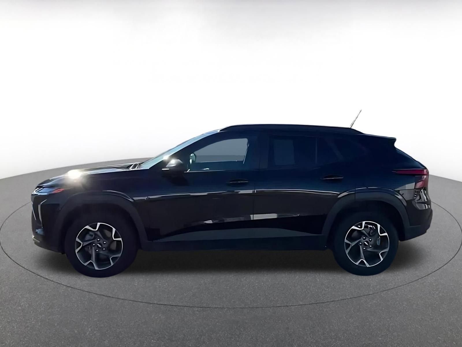 Used 2025 Chevrolet Trax LT FWD image 8