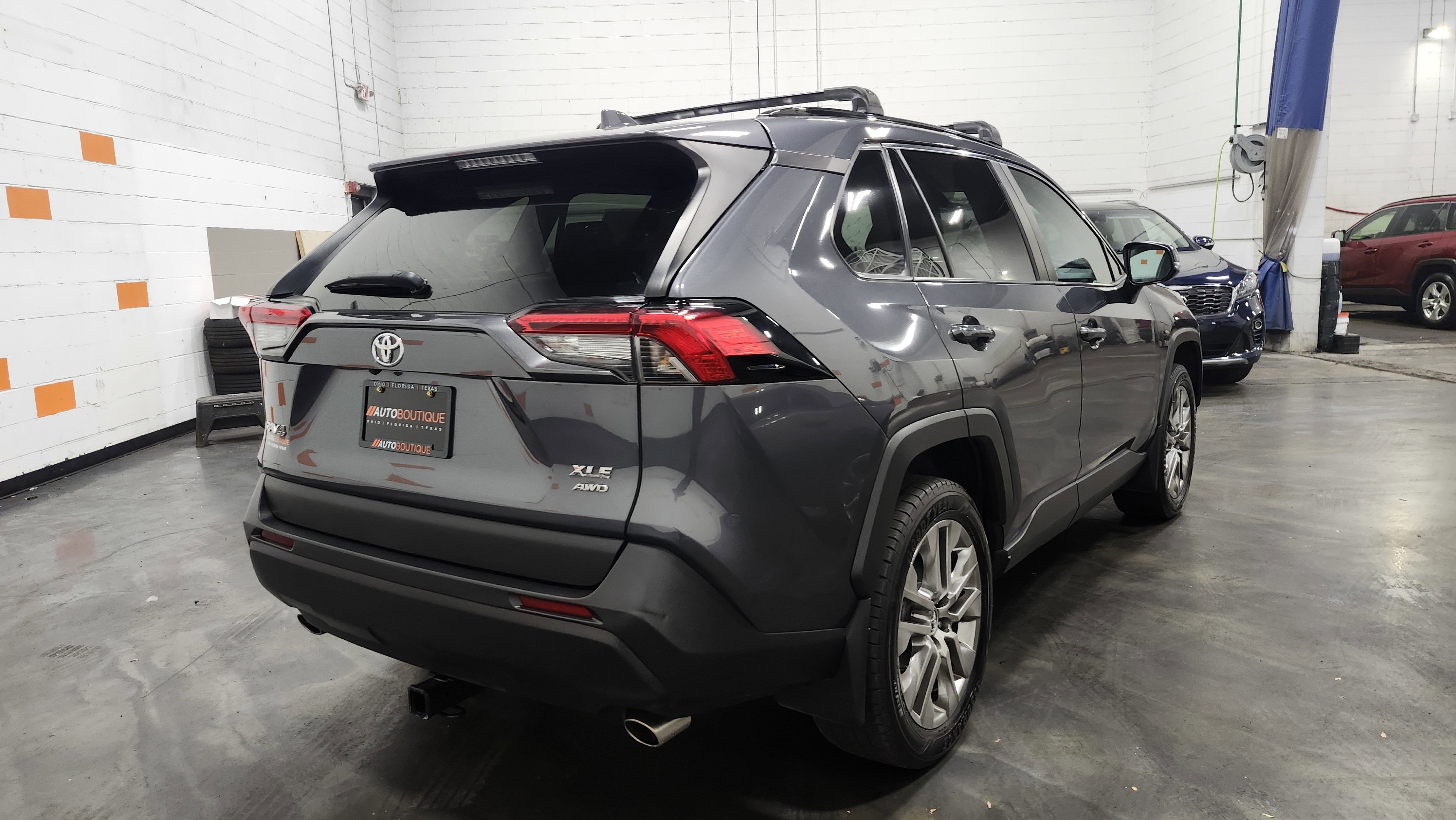 Used 2020 Toyota RAV4 XLE Premium image 11
