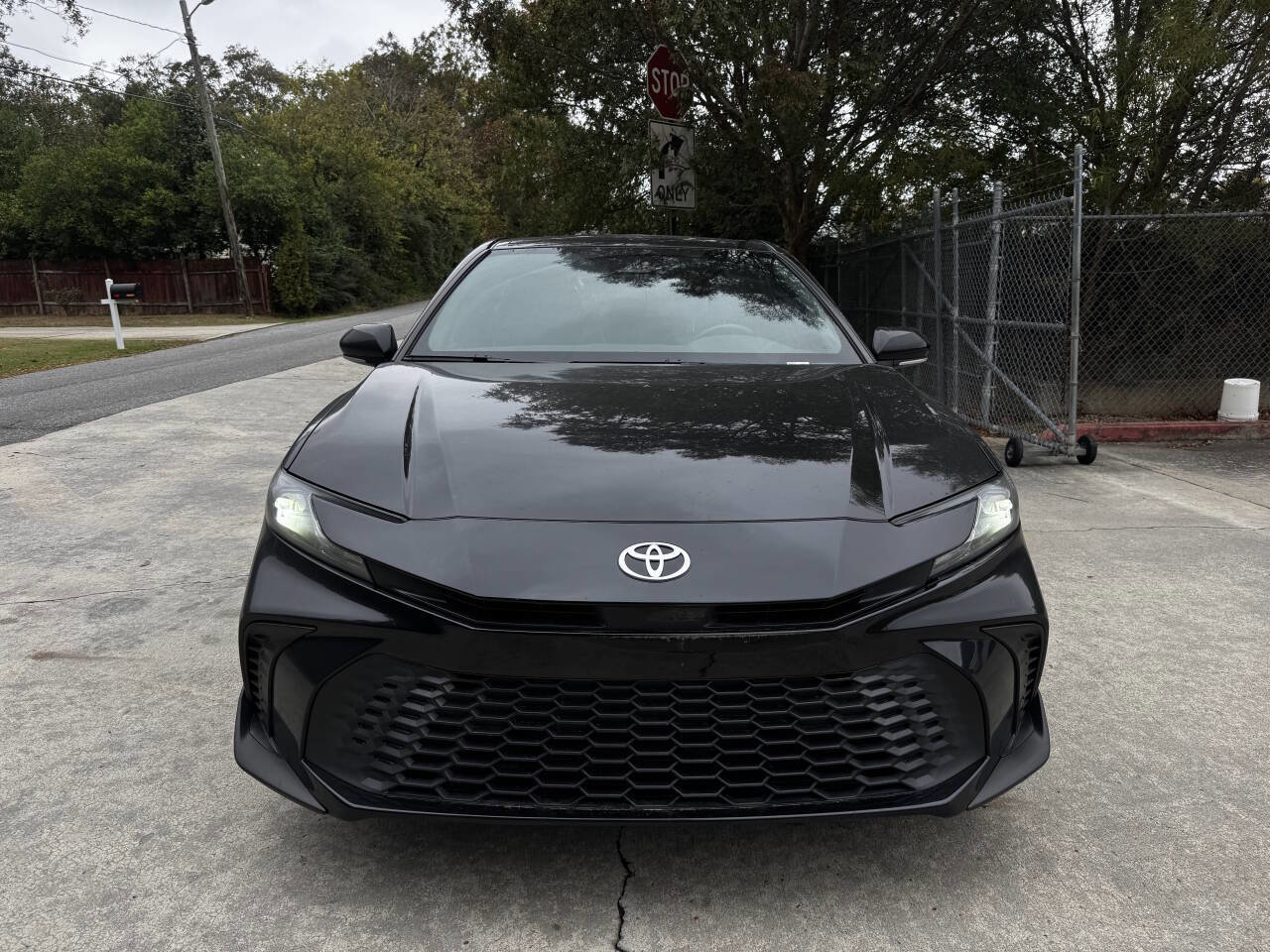 Used 2025 Toyota Camry SE image 2