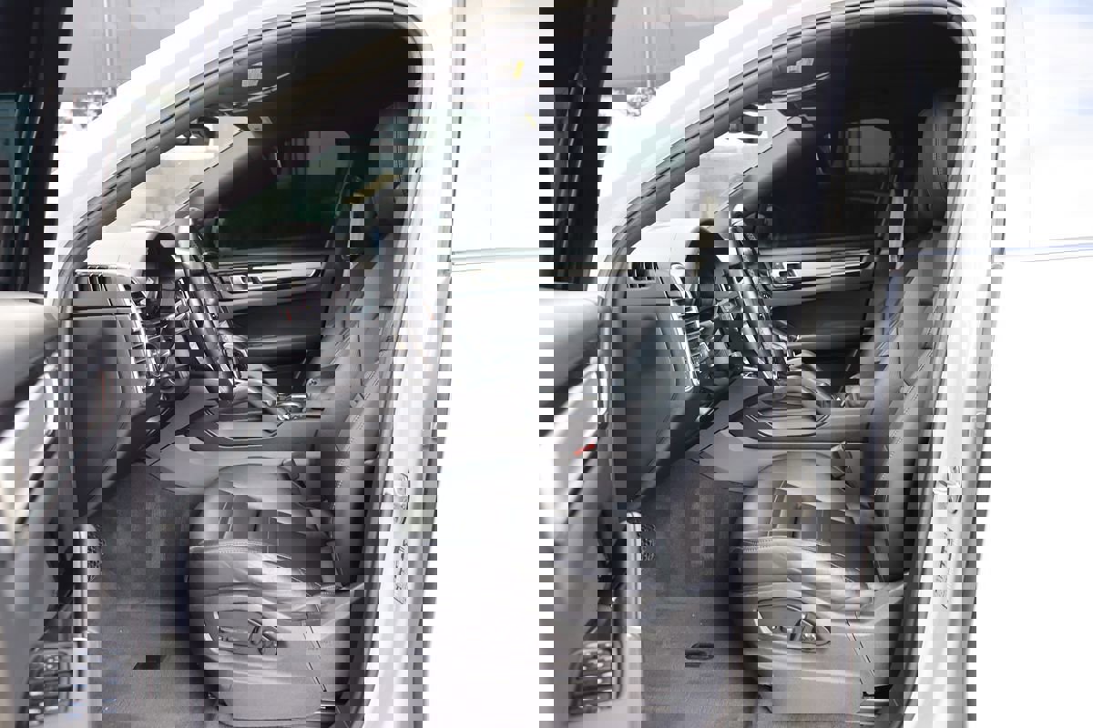 Used 2022 Porsche Cayenne Platinum Edition image 25