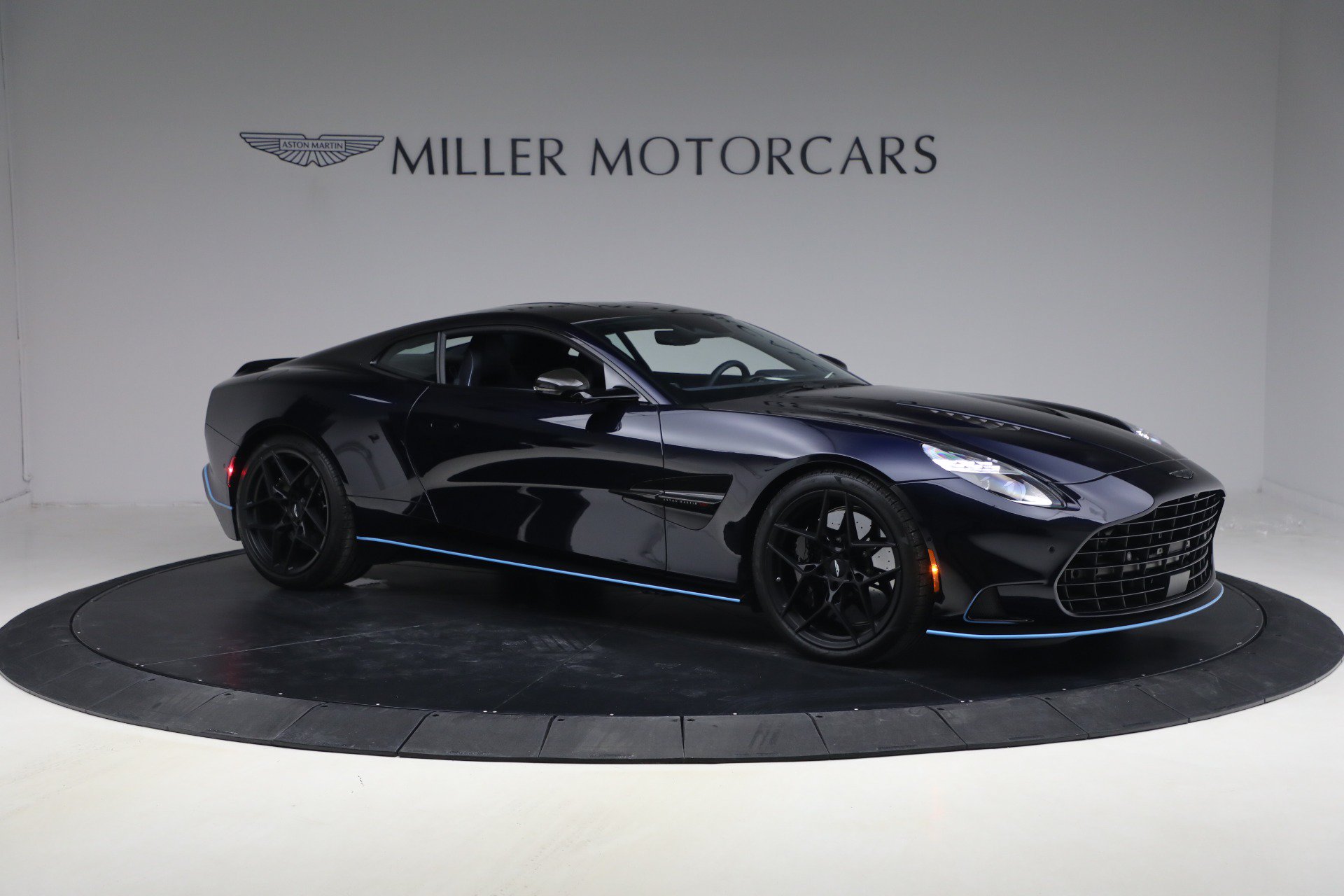 Used 2025 Aston Martin Vanquish RWD image 10