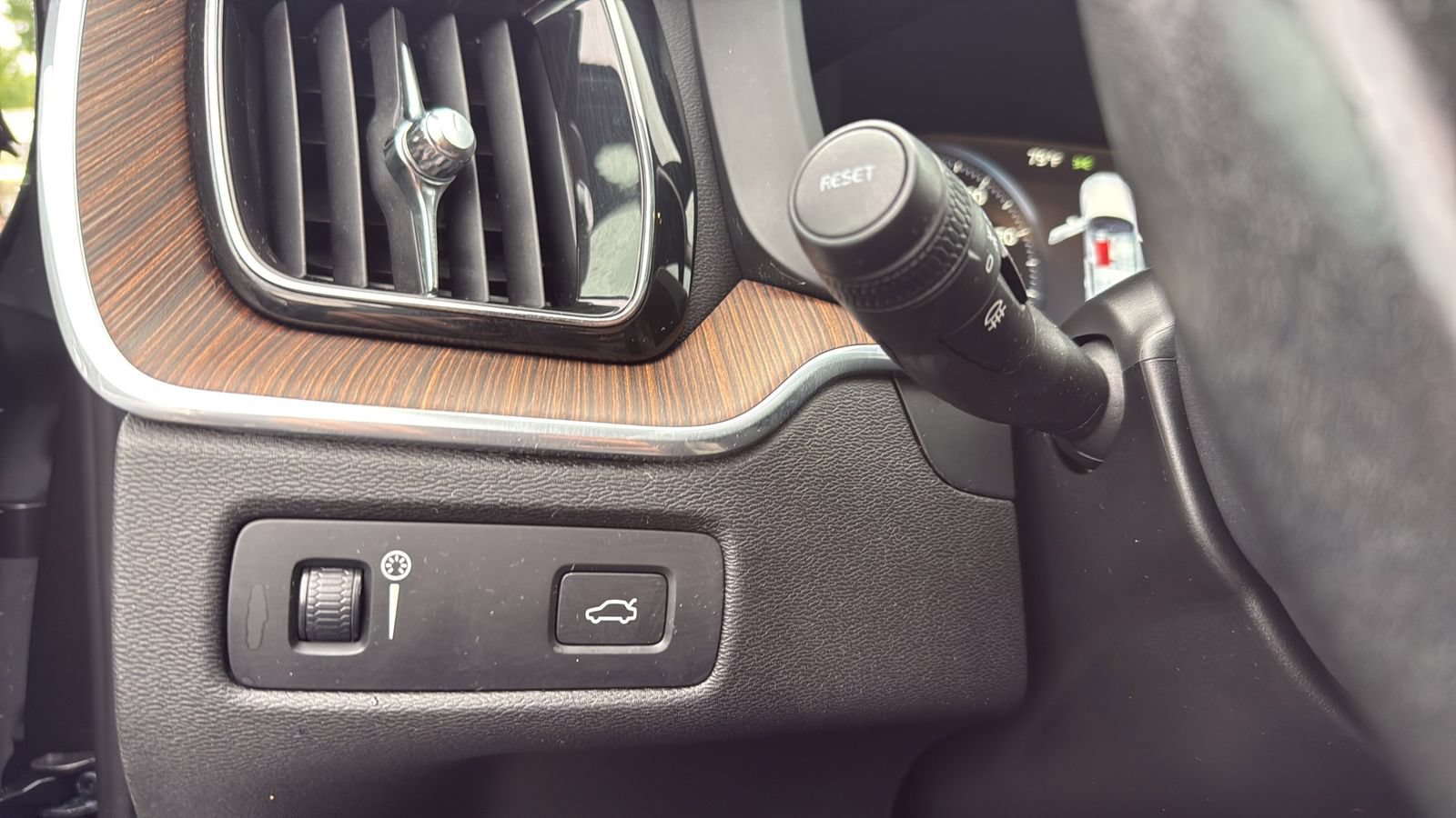 Used 2019 Volvo XC60 T5 Momentum w/ Multimedia Package AWD/4WD image 17