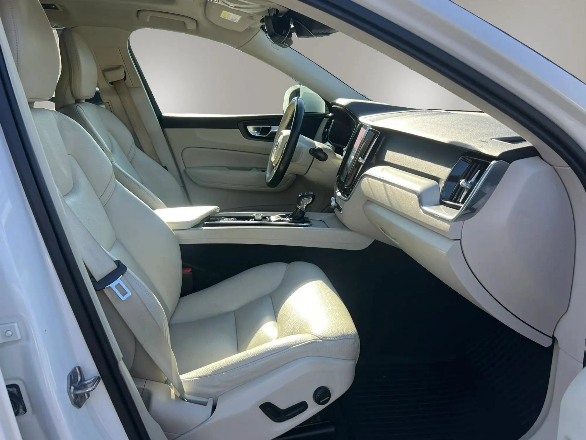 Used 2019 Volvo XC60 T5 Momentum w/ Premium Package AWD/4WD image 32
