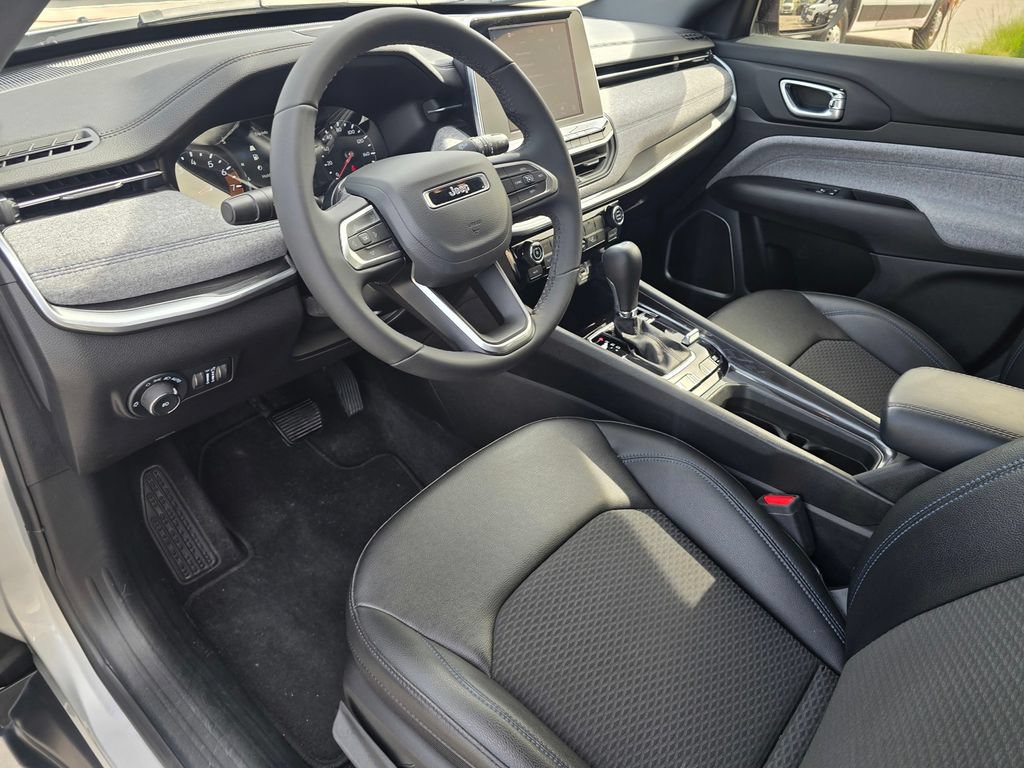 Used 2025 Jeep Compass Latitude AWD/4WD image 21