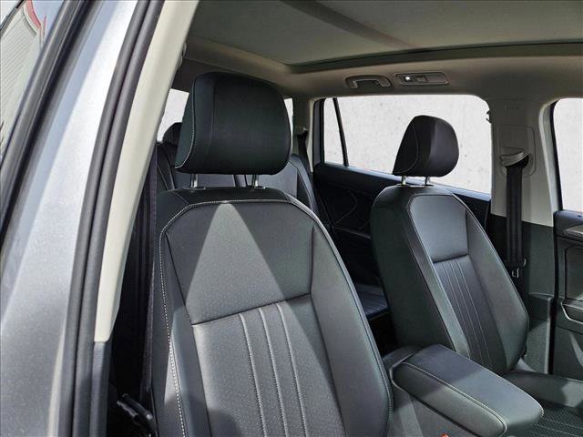 Used 2023 Volkswagen Tiguan SE w/ Panoramic Sunroof Package FWD image 23
