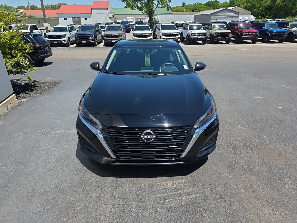 Used 2025 Nissan Altima 2.5 SV FWD image 3