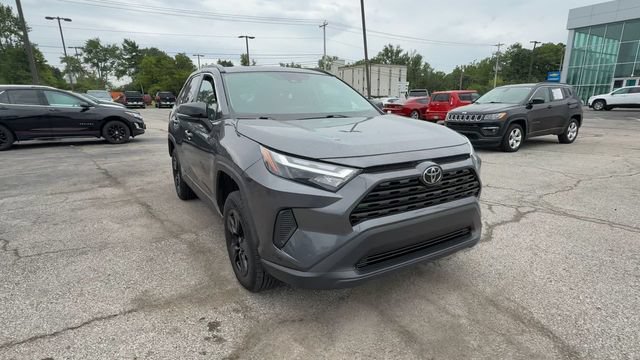 Used 2024 Toyota RAV4 XLE AWD/4WD image 2
